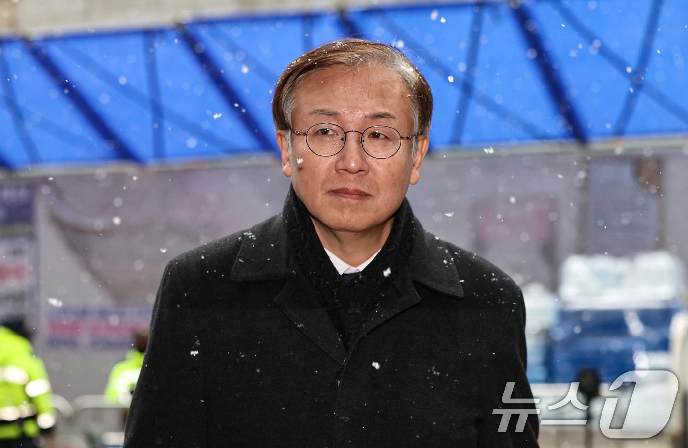 본문 이미지 - 한동수 더불어민주당 윤리심판원장이 지난 12일 서울 여의도 민주당사에서 열리는 윤리심판원 회의에 참석하기 위해 당사로 들어서고 있다. 2026.1.12/뉴스1 ⓒ News1 김도우 기자