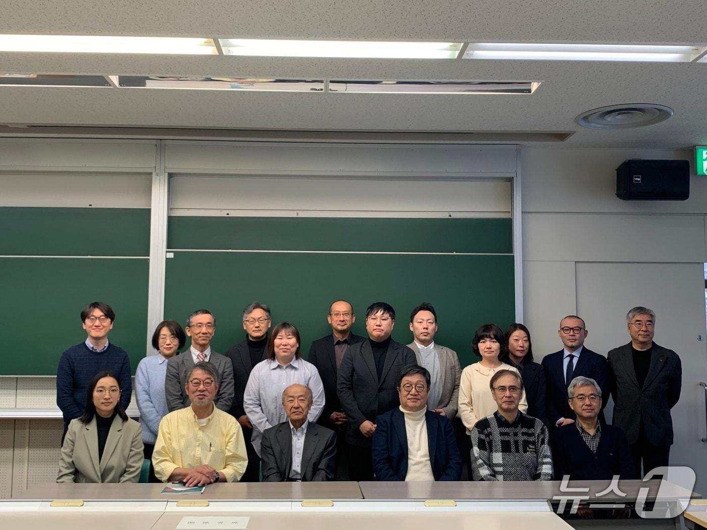본문 이미지 - 일본 홋카이도대학교에서 열린 ‘재일동포와 정체성’ 주제 국제학술회의에서 참석자들이 기념사진을 촬영하고 있다.(인하대 제공. 재배포 및 DB금지)2026.1.12/뉴스1