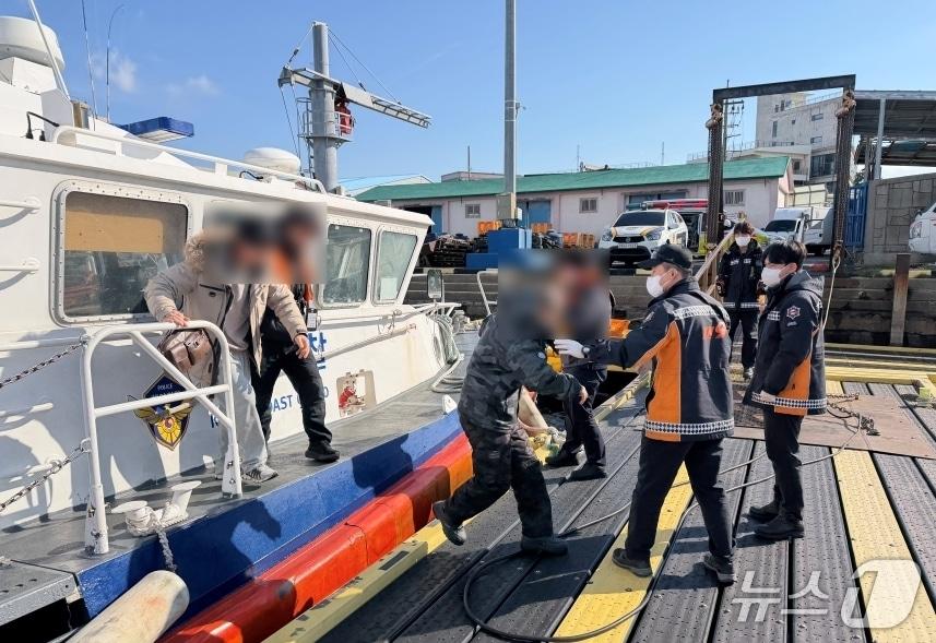 본문 이미지 - 서귀포해경이 9일 오전 우도 인근 해상에서 조업 중 피 섞인 구토 증상을 보인 선원을 구조하고 성산항에서 소방대원에게 인계하고 있다. (서귀포해경 제공. 재판매 및 DB 금지) 