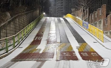 본문 이미지 - 강원 태백시 장성초교 주변 열선 설치 도로. (태백시 제공. 재판매 및 DB금지) 2026.1.12/뉴스1