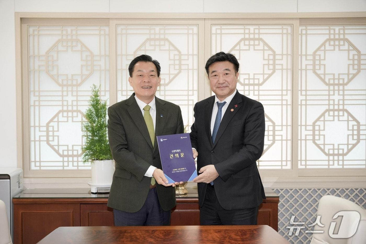 이재준 경기 수원시장(왼쪽)과 윤호중 행정안전부 장관. (수원시 제공. 재판매 및 DB 금지) 2026.1.12/뉴스1