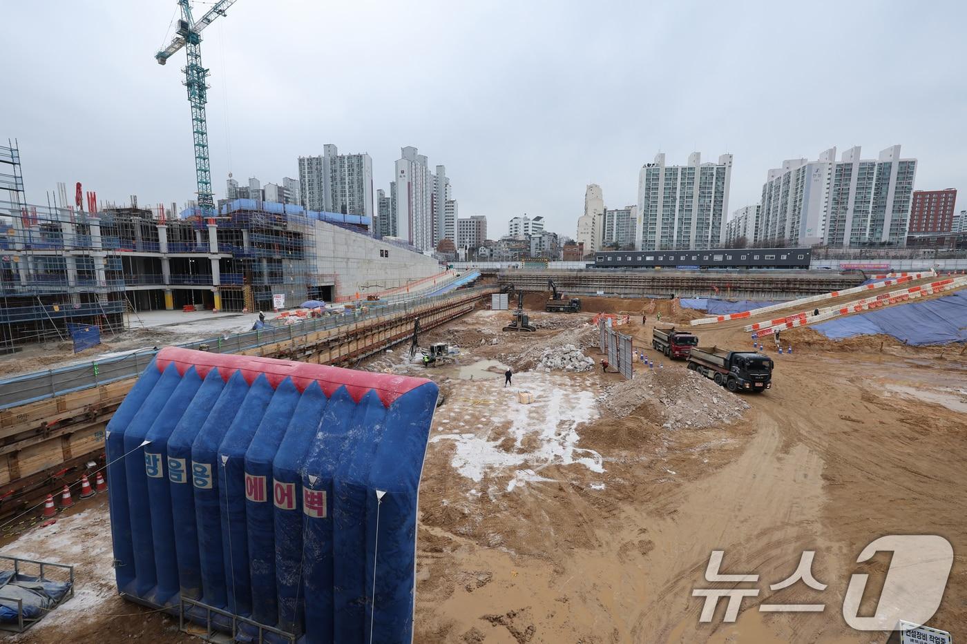 본문 이미지 - 12일 오후 서울 노원구 광운대역 물류부지 공사현장에 공사가 진행되고 있다.  2026.1.12 ⓒ 뉴스1 황기선 기자