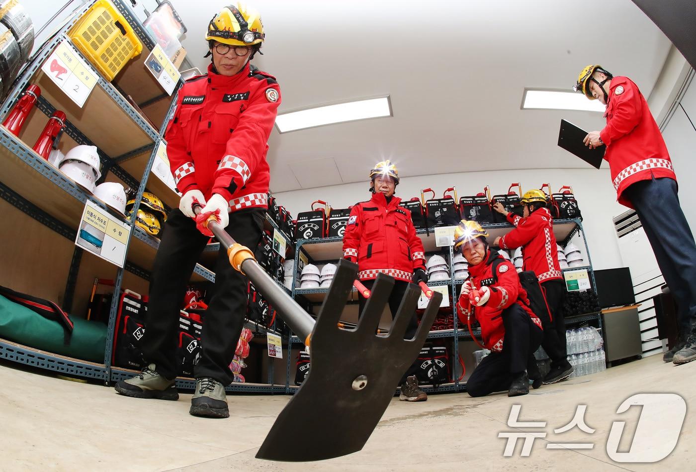 본문 이미지 - 겨울철 건조한 날씨가 이어진 지난 12일 대구 동구 지묘동 서원연경공원 산불대응센터에서 산불전문진화대원들이 장비를 점검하고 있다.  2026.1.12/뉴스1 ⓒ News1 공정식 기자