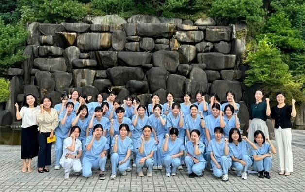 본문 이미지 - 청주대학교 치위생학과 교수들과 졸업 예정자들.(청주대 제공. 재판매 및 DB금지)/뉴스1