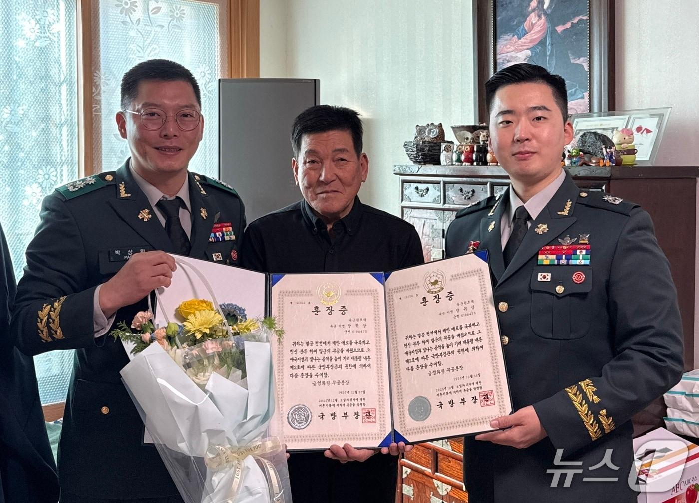 본문 이미지 - 육군 50보병사단 경주대대가 12일 6.25전쟁 때 전공을 세운 참전용사 고 양귀상 이병 유족에게 화랑무공훈장을 전수했다.(육군 50보병사단 경주대대 제공, 재판매 및 DB금지) 2026.1.12/뉴스1 