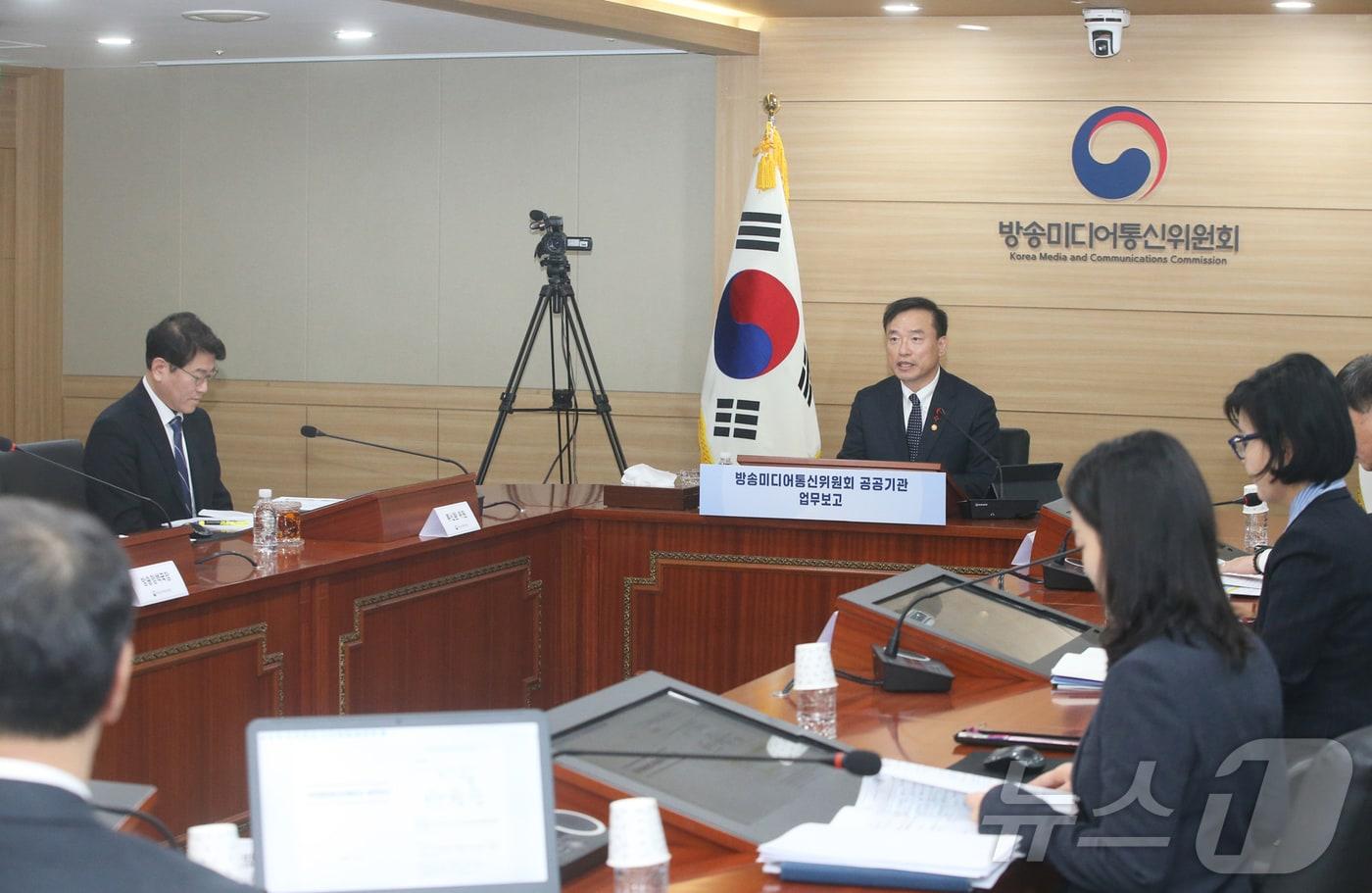 김종철 방송미디어통신위원회 위원장이 12일 정부과천청사에서 한국방송광고진흥공사, 시청자미디어재단을 대상으로 공공기관 업무보고를 진행하고 있다. (방송미디어통신위원회 제공. 재판매 및 DB 금지) 2026.1.12/뉴스1