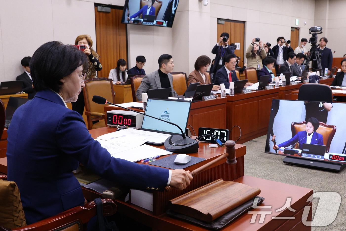 추미애 위원장이 12일 서울 여의도 국회에서 열린 법제사법위원회 전체회의에서 의사봉을 두드리고 있다. 2026.1.12/뉴스1 ⓒ News1 신웅수 기자