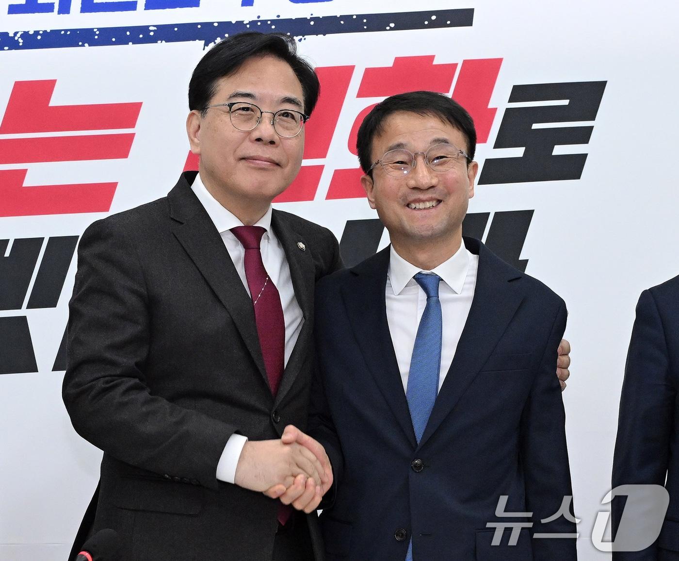본문 이미지 - 한병도 더불어민주당 신임 원내대표(오른쪽)가 12일 서울 여의도 국회에서 송언석 국민의힘 원내대표와 만나 기념촬영을 하고 있다. (공동취재) ⓒ News1 유승관 기자