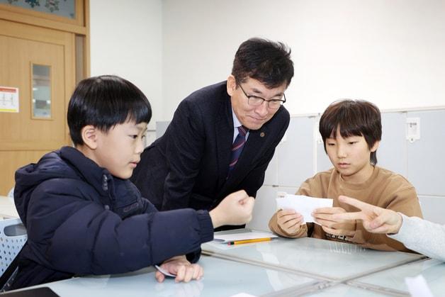 본문 이미지 - 윤건영 충북교육감이 '겨울방학 기초·기본 학력 프로그램'을 운영하는 청주 상당초등학교를 찾아 학생들과 교직원들을 격려했다.(충북교육청 제공. 재판매 및 DB금지)/뉴스1