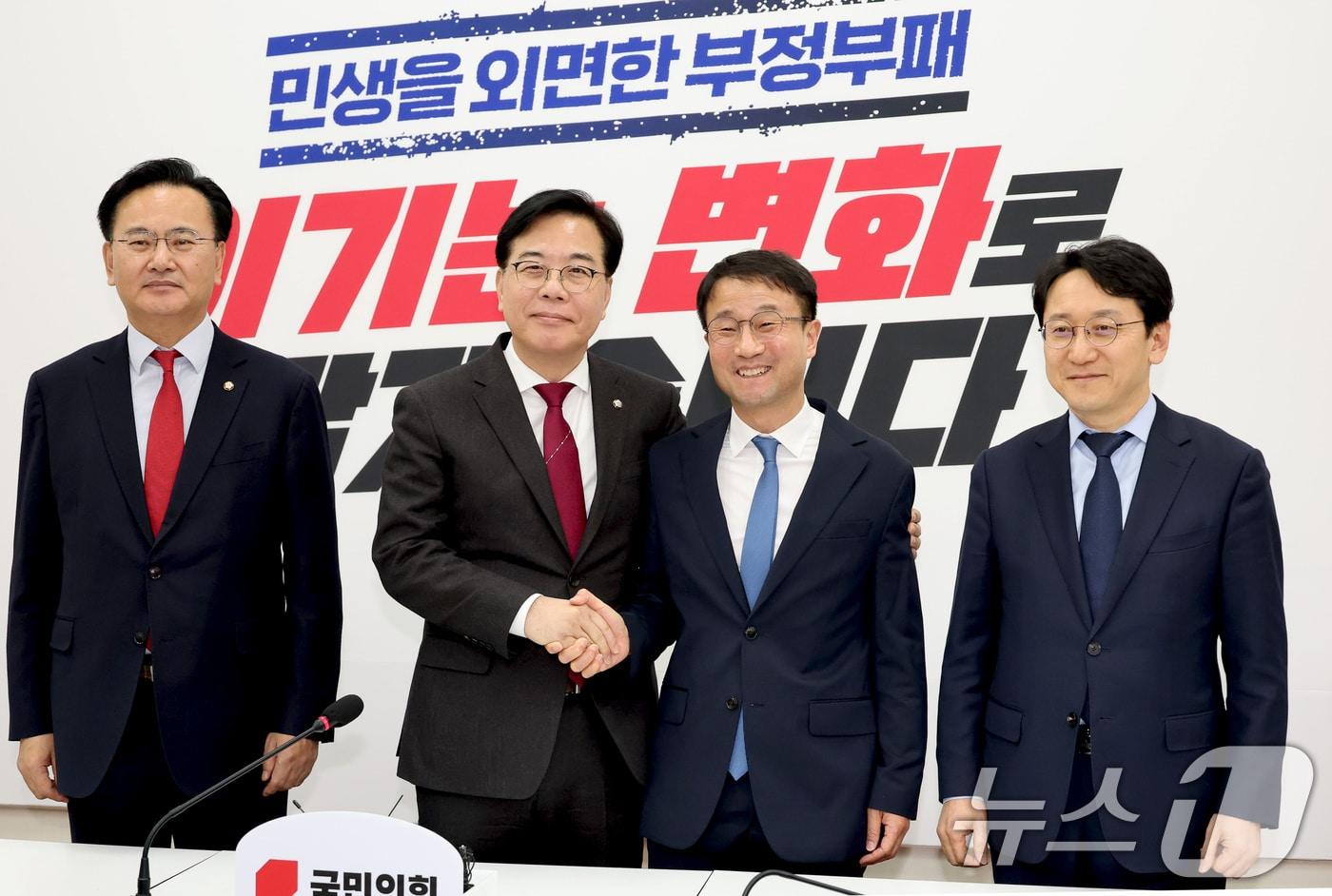 한병도 더불어민주당 신임 원내대표가 12일 서울 여의도 국회에서 송언석 국민의힘 원내대표와 만나 기념촬영을 하고 있다. 왼쪽부터 국민의힘 유상범 원내운영수석부대표, 송 원내대표, 더불어민주당 한 원내대표, 천준호 원내운영수석부대표. (공동취재) 2026.1.12/뉴스1 ⓒ News1 유승관 기자