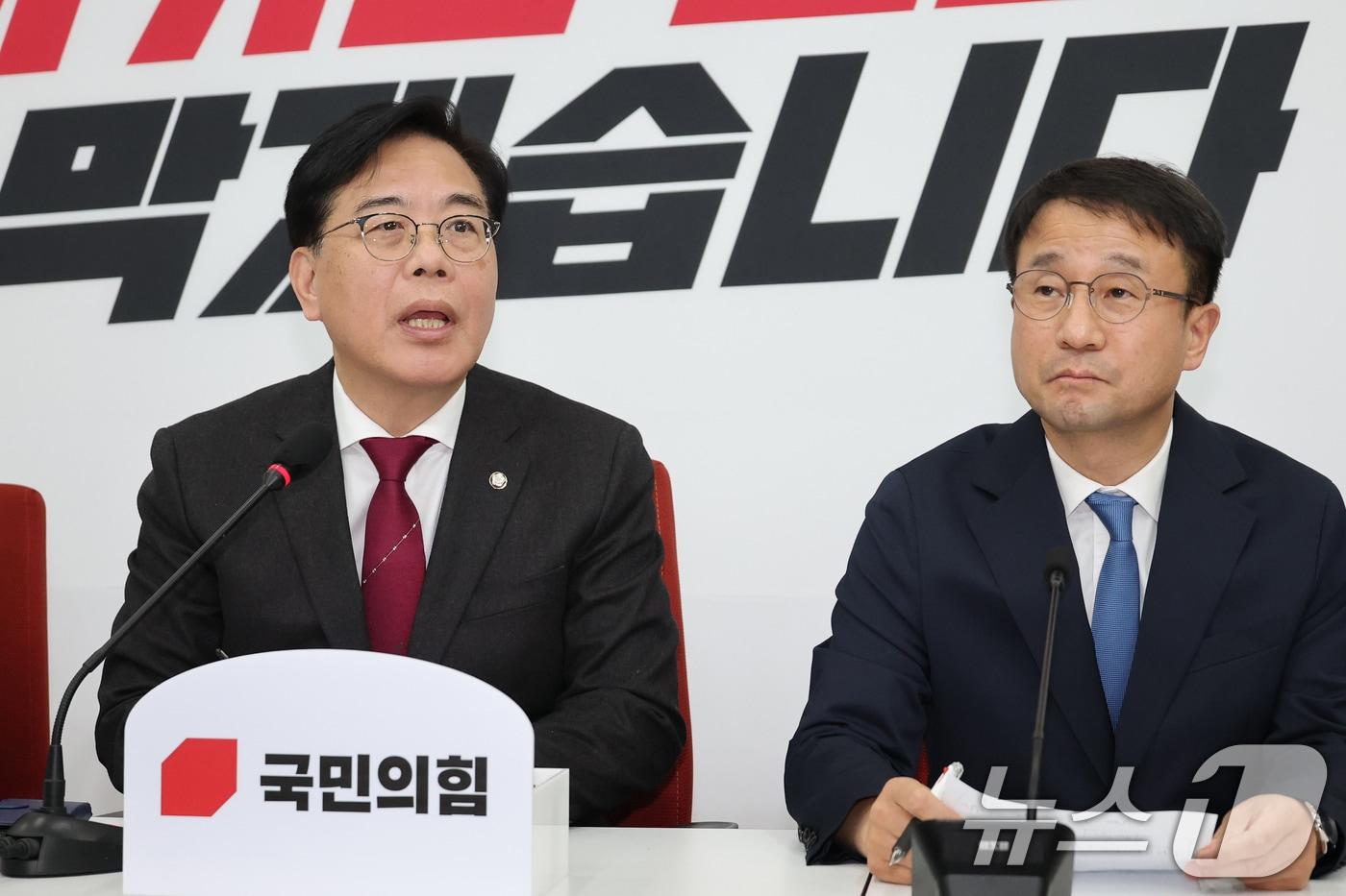 송언석 국민의힘 원내대표(왼쪽)가 12일 서울 여의도 국회에서 한병도 더불어민주당 신임 원내대표를 만나 인사말을 하고 있다. (공동취재) 2026.1.12/뉴스1 ⓒ News1 유승관 기자