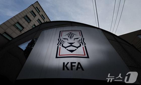 본문 이미지 - 대한축구협회가 남자 20세 이하 대표팀 감독을 공개채용한다. (KFA 제공)