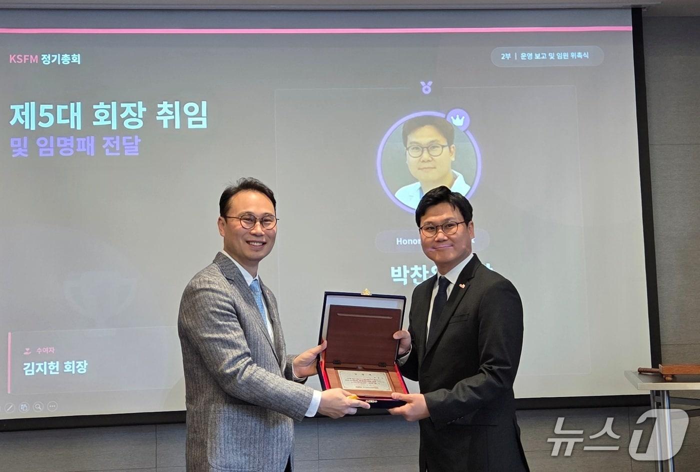 김지헌 전 한국고양이수의사회 회장이 11일 박찬우 회장에게 임명패를 전달하고 있다. ⓒ 뉴스1