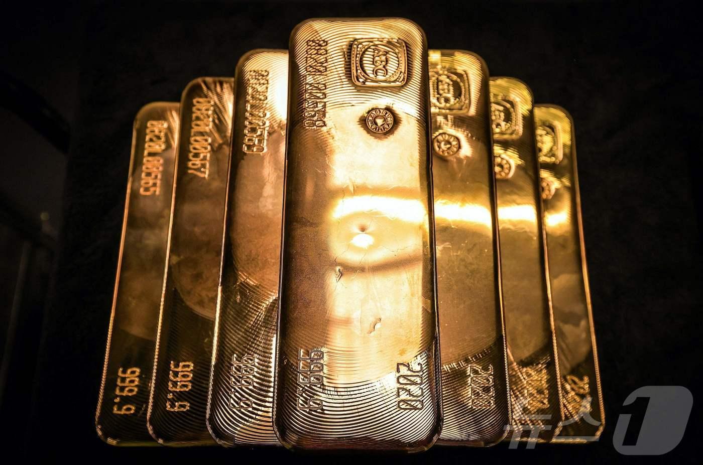 본문 이미지 - 시드니 ABC 정유공장에서 검사가 끝난 금괴 바. 미국 법무부가 11일(현지시간) 연방준비제도를 조사 대상으로 삼은 후 금과 은화는 사상 최고치를 기록했다. 2026.1.11 ⓒ AFP=뉴스1 ⓒ News1 김경민 기자