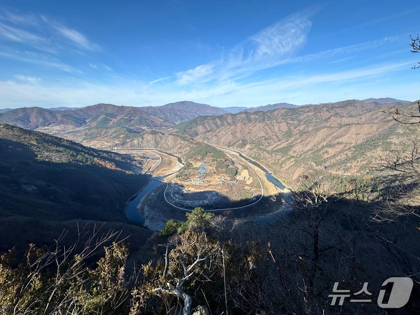 본문 이미지 - 강원 정선군이 최근 23억 원을 들여 정선읍 일원의 명산을 하나로 잇는 70㎞ 규모의 순환 숲길인 '정선 짜들박길' 전 구간을 개통한 가운데, 군은 이 숲길을 동절기 안정화 기간을 거쳐 3월 정식으로 개방할 예정이다. (정선군 제공. 재판매 및 DB금지) 2026.1.12/뉴스1