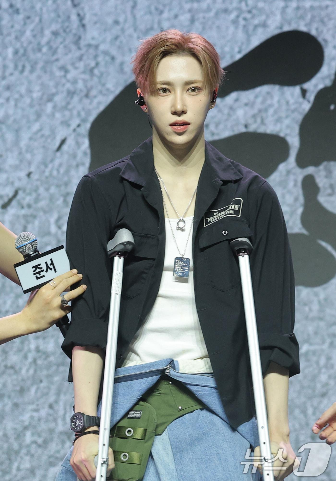 본문 이미지 - 그룹 알파드라이브원(ALD1)의 아르노가 12일 서울 용산구 블루스퀘어 SOL트래블홀에서 열린 미니 1집 'EUPHORIA'(유포리아) 발매 쇼케이스에서 목발을 짚고 들어서고 있다. 2026.1.12/뉴스1 ⓒ News1 권현진 기자