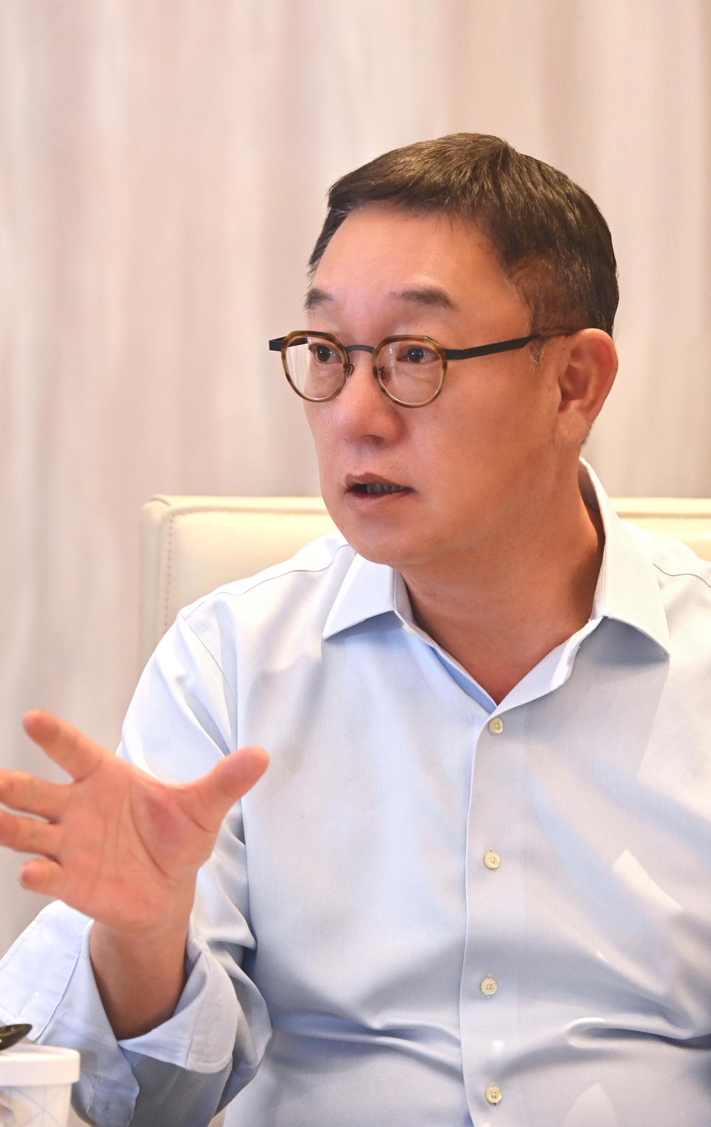 본문 이미지 - 현신균 LG CNS 사장이 지난 7일(현지시간) CES 2026이 열리는 미국 라스베이거스 퐁텐블루 호텔에서 기자들과 인터뷰를 진행하고 있다.(LG CNS 제공)