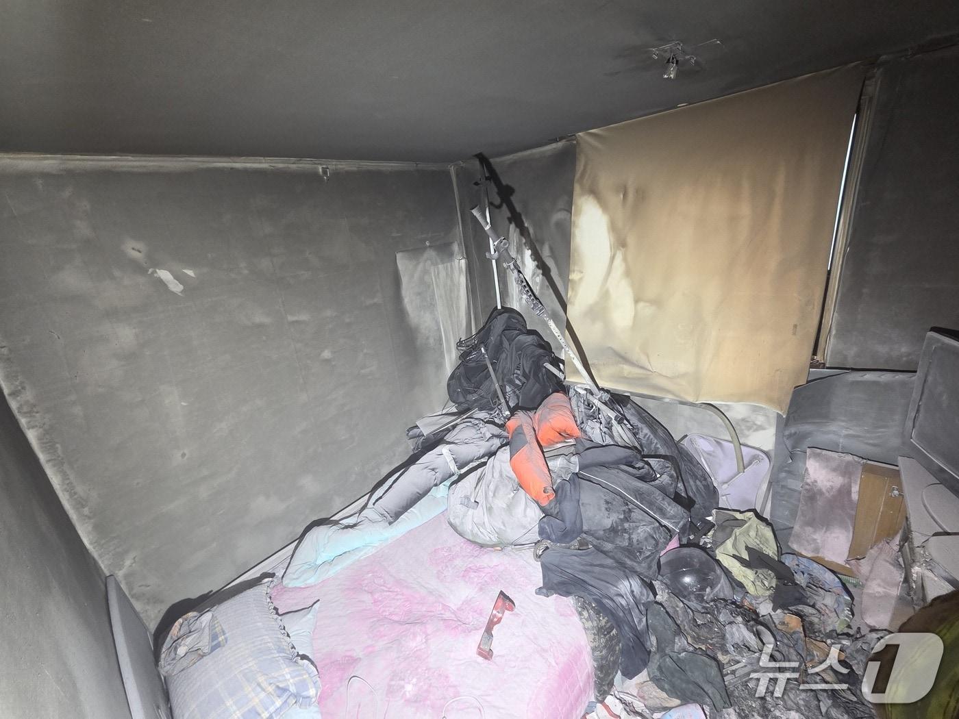 본문 이미지 -  천안 동남구 신부동 여관 호텔 화재 현장. (천안동남소방서 제공, 재판매 및 DB금지) /뉴스1