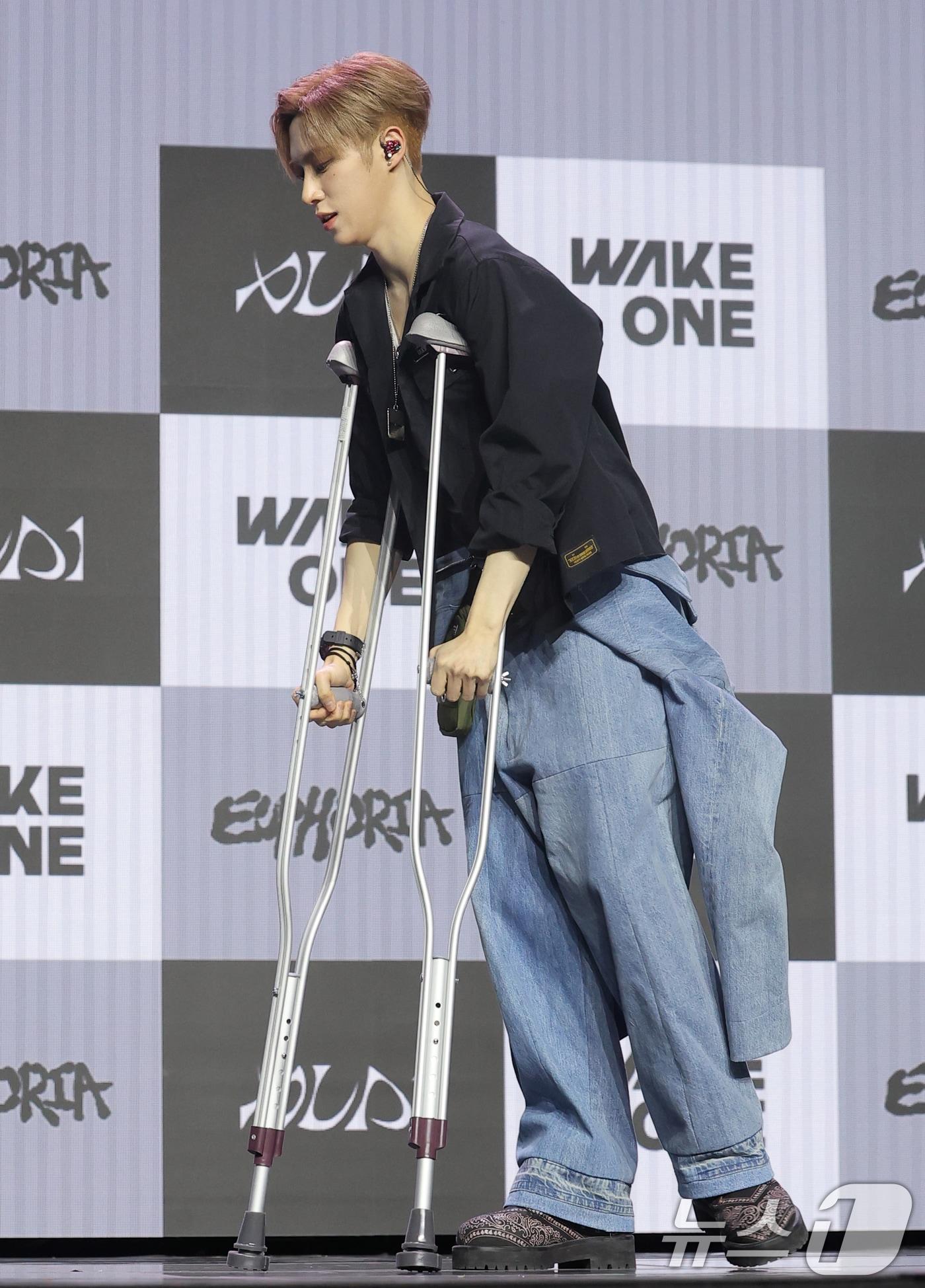 본문 이미지 - 그룹 알파드라이브원(ALD1)의 아르노가 12일 서울 용산구 블루스퀘어 SOL트래블홀에서 열린 미니 1집 'EUPHORIA'(유포리아) 발매 쇼케이스에 목발을 짚고 무대를 오르고 있다. 2026.1.12/뉴스1 ⓒ News1 권현진 기자