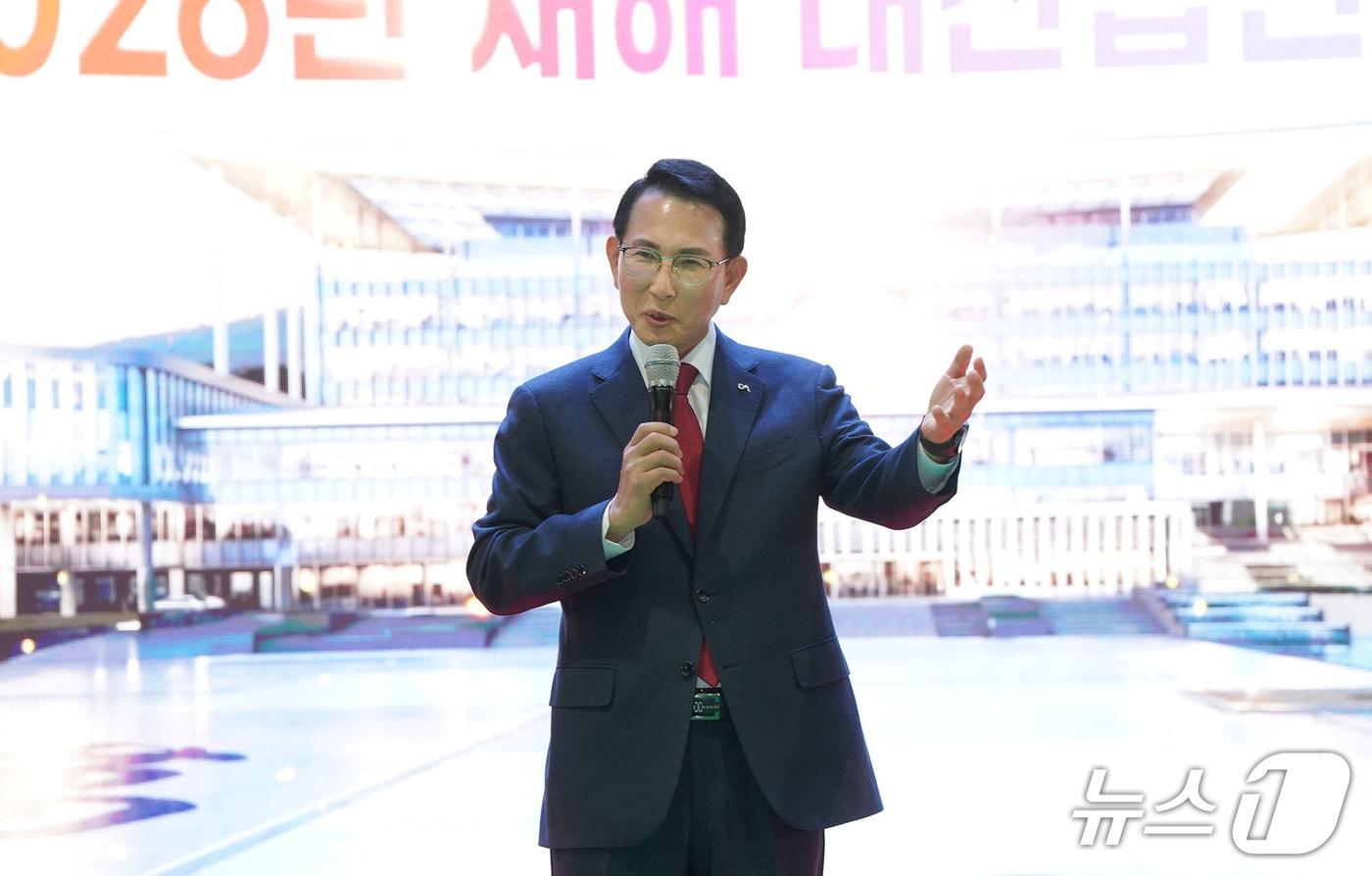 12일 대산읍 커뮤니티센터에서 열린 새해 첫 대산읍민과 대화에서 산업과 도심을 잇는 지역 발전 구상을 설명하는 이완섭 서산시장(서산시 제공. 재판매 및 DB금지)2026.1.12/뉴스1