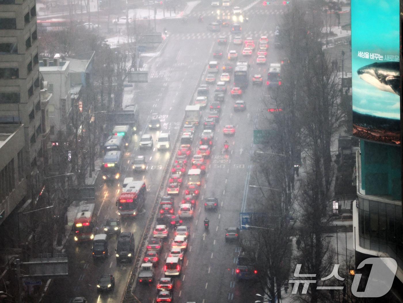 본문 이미지 - 눈이 내리는 12일 오후 서울 남대문로 일대가 차량 정체를 빚고 있다. 2026.1.12/뉴스1 ⓒ News1 황기선 기자