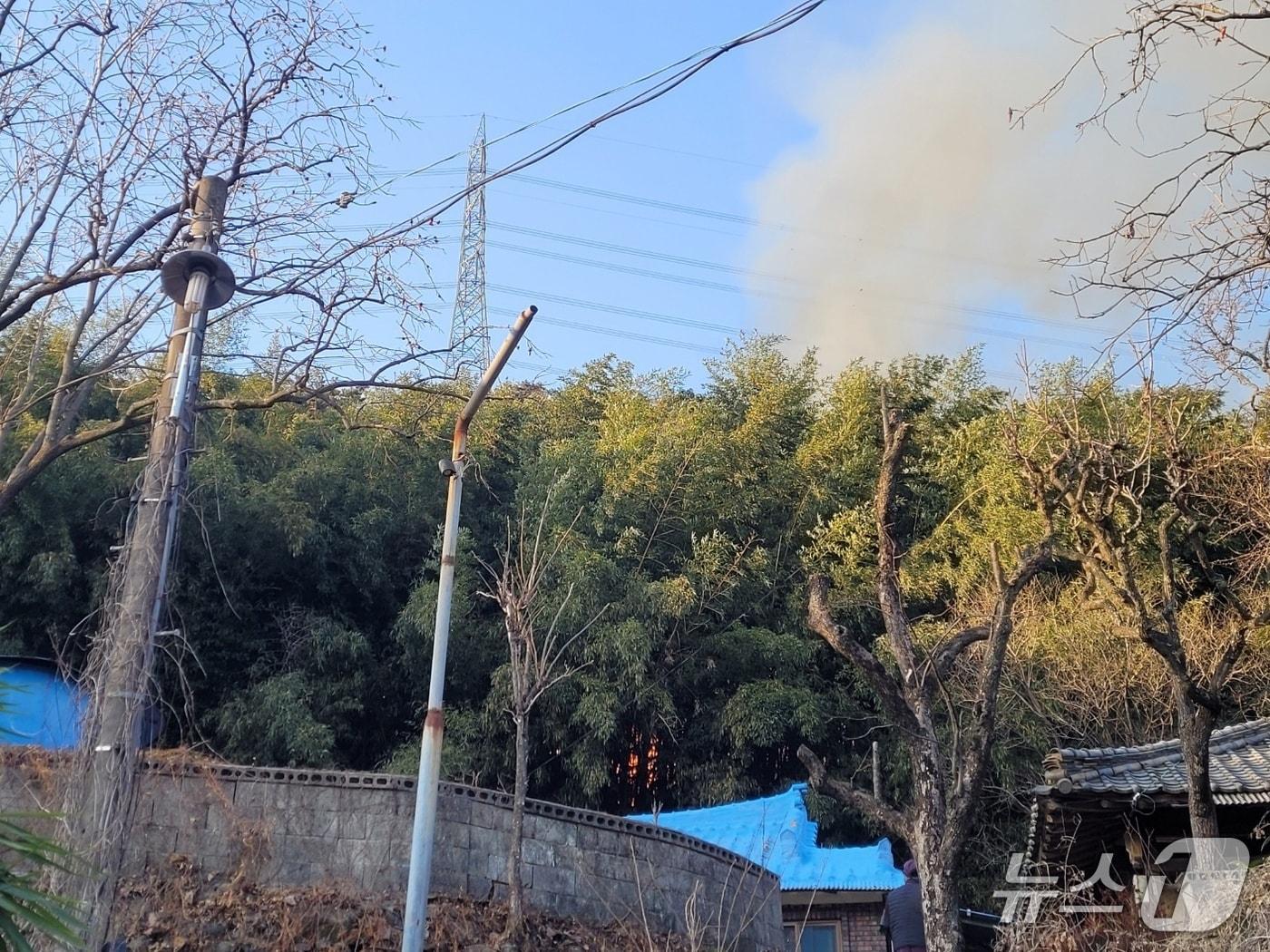 본문 이미지 - 12일 오후 3시 48분께 울산시 울주군 온양읍 내광리의 한 농막에서 불이 나 진화 작업을 벌이고 있다.(울산소방 제공. 재판매 및 DB금지)/뉴스1