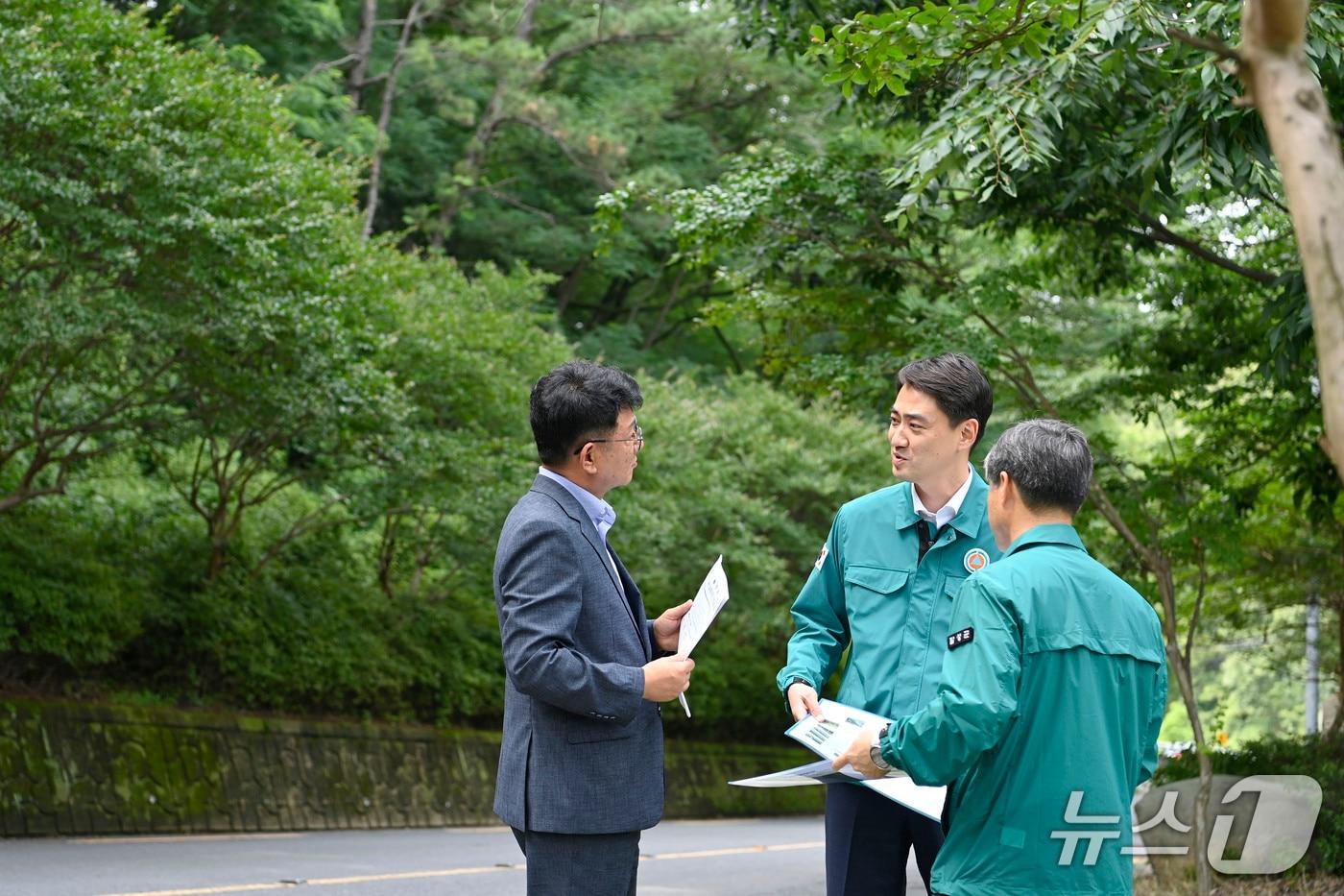 최재훈 대구 달성군수 등이 지난해 7월 우기에 대비해 현장을 점검했다.(대구 달성군 제공. 재판매 및 DB금지)