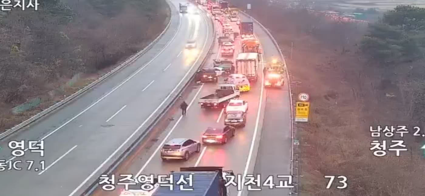 10일 오전 서산영덕고속도로 남상주 부근에서 다중 추돌 사고가 발생해 운전자 등 5명이 숨졌다.(한국도로공사 갈무리. 재판매 및 DB금지)