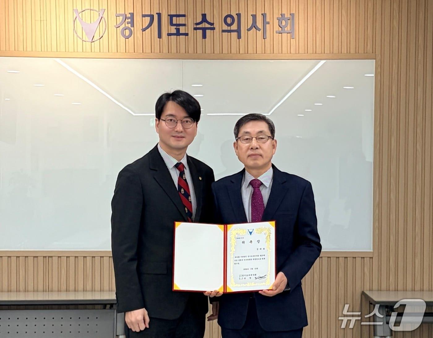 본문 이미지 - 손성일 경기도수의사회장 당선인이 12일 김태융 전 한국동물보건의료정책연구원장에게 인수위원장 위촉장을 전달하고 있다(수의사회 제공). ⓒ 뉴스1