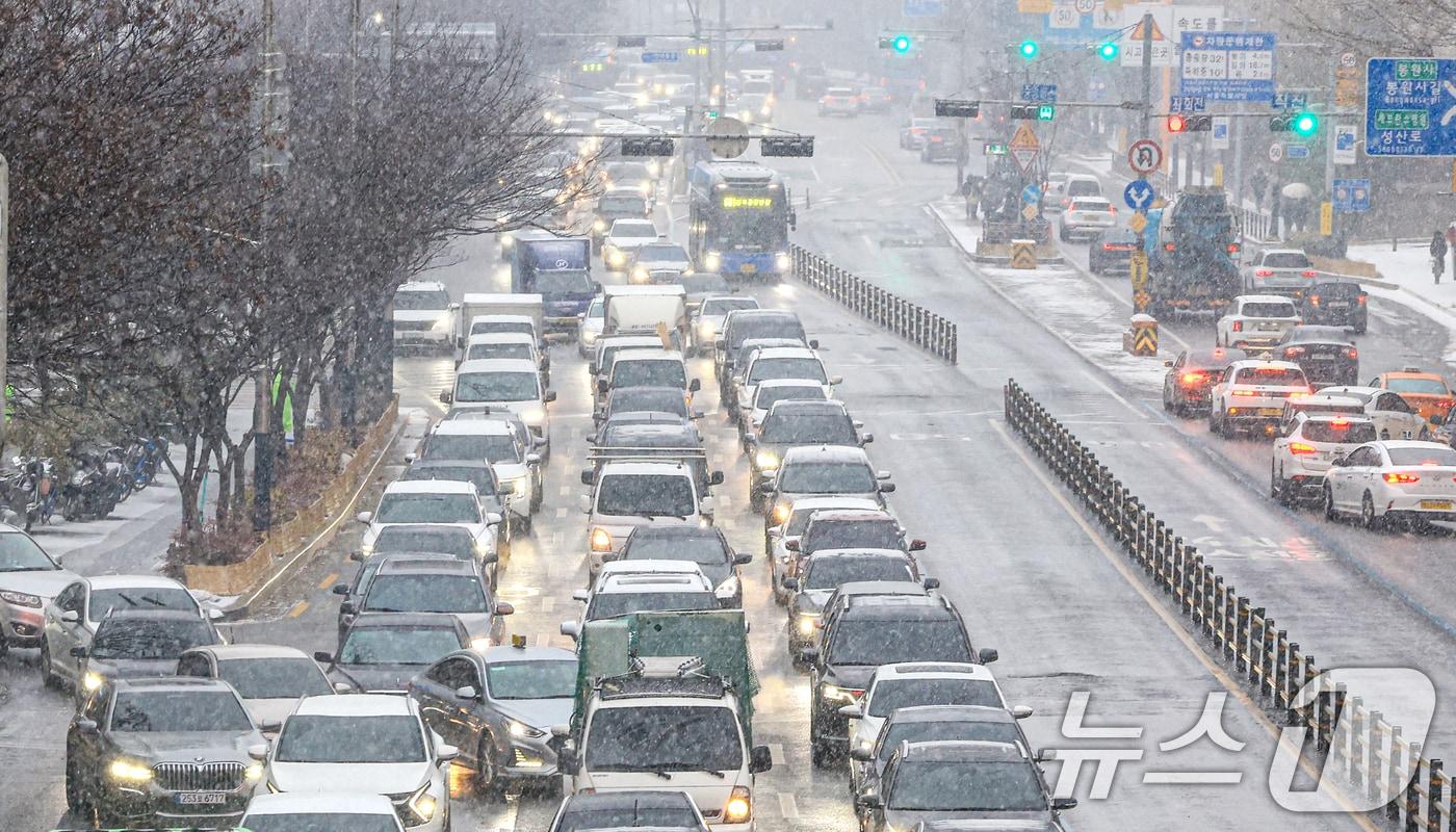 본문 이미지 - 눈이 내리는 12일 오후 서울 마포구 인근 도로가 정체되고 있다. 2026.1.12 ⓒ 뉴스1 이호윤 기자