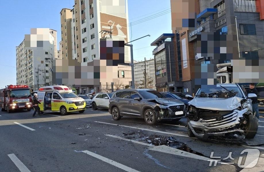 본문 이미지 - 12일 오후 3시 5분쯤 경북 경주시 현곡면 금정리 금정사거리에서 주행 중이던 SUV 2대와 버스 1대가 충돌했다.(경북소방본부 제공. 재판매 및 DB 금지)2026.1.12/뉴스1