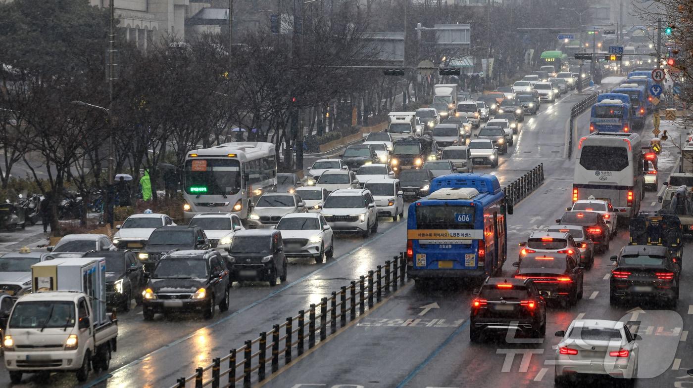 눈이 내리는 12일 서울 마포구 인근 도로가 정체되고 있다. 2026.1.12/뉴스1 ⓒ News1 이호윤 기자