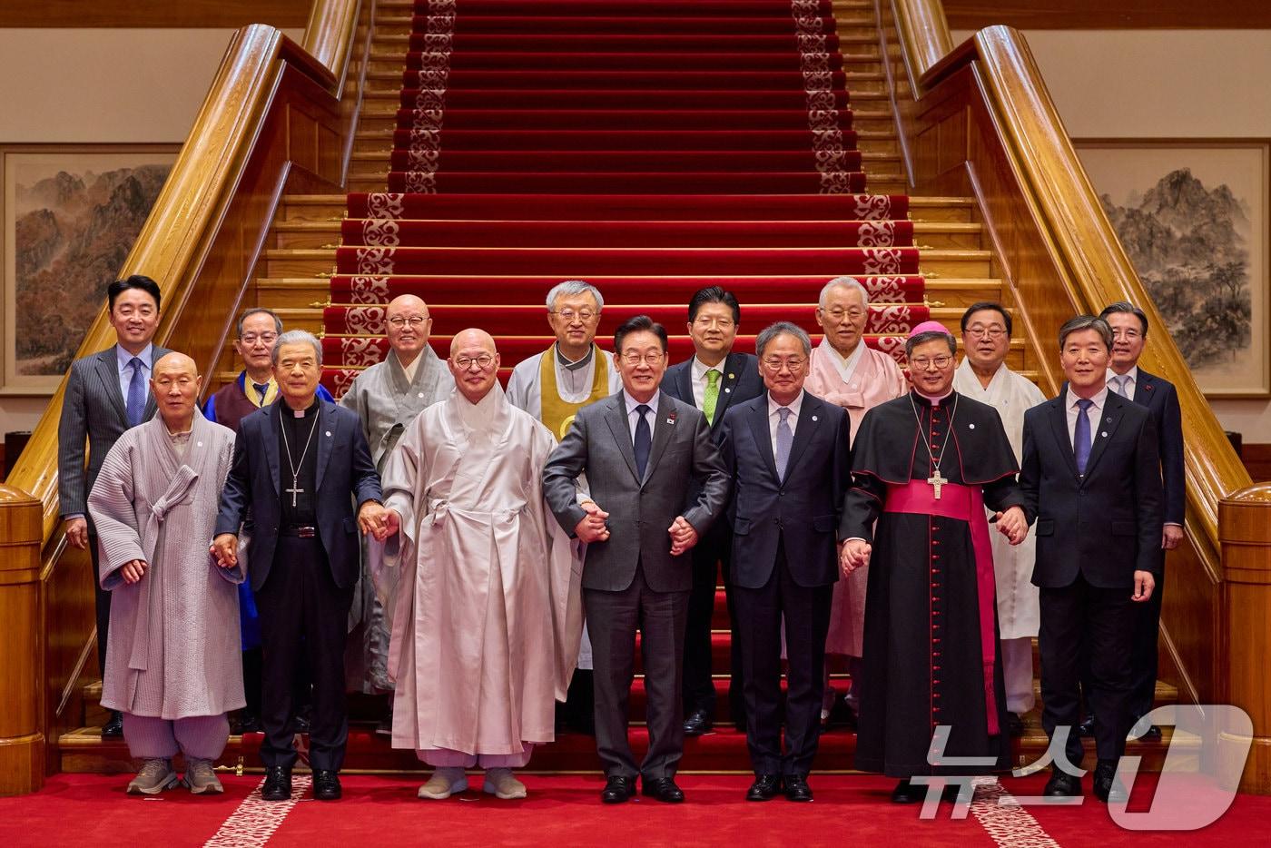 이재명 대통령이 12일 청와대에서 열린 종교지도자 초청 오찬 간담회에서 참석자들과 기념촬영을 하고 있다. (청와대 제공. 재판매 및 DB 금지) 2026.1.12/뉴스1 ⓒ News1 이재명 기자