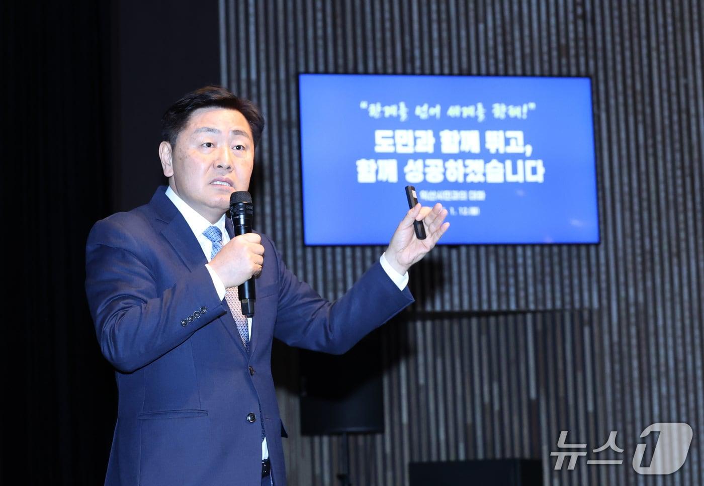  12일 전북 익산시 솜리문화예술회관에서 '도민과 함께하는 2026년 시군 방문' 행사가 개최된 가운데 김관영 도지사가 특강을 하고 있다.(전북도 제공. 재판매 및 DB금지)/뉴스1