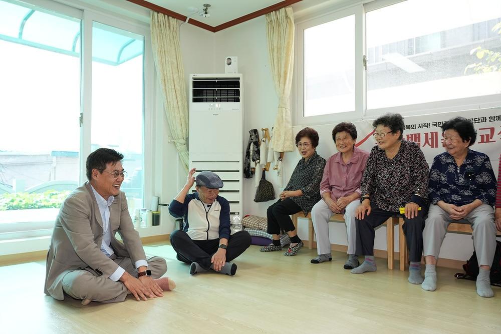 본문 이미지 - 이화경로당 방문한 정문헌 종로구청장(종로구 제공)