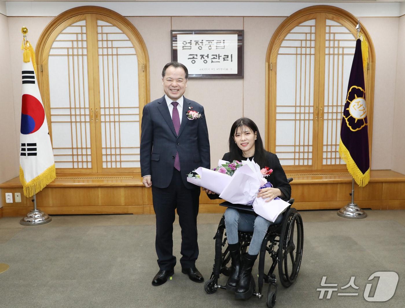 본문 이미지 - 12일 열린 비례대표국회의원 의석승계자결정통지서 수여식에서 위철환 중앙선관위 상임위원과 이소희 국회의원이 기념사진을 촬영하고 있다. (중앙선관위 제공)