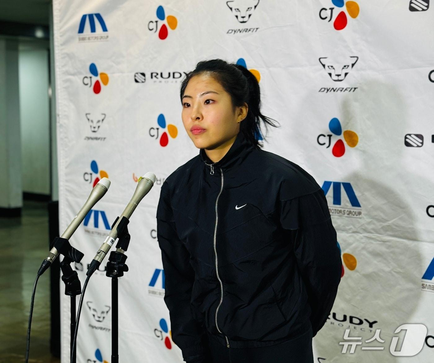 본문 이미지 - 한국 스피드스케이팅 여자 단거리 기대주 이나현이 12일 서울 태릉국제스케이팅장에서 인터뷰 하고 있다.2026.1.12/뉴스1 ⓒ News1 서장원기자