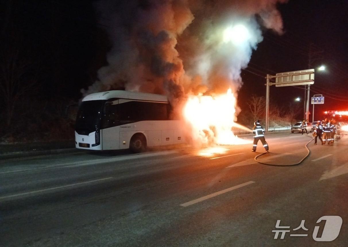 본문 이미지 - 12일 오전 5시 14분쯤 충북 청주시 상당구 지북동 주차된 47인승 통근 버스에서 불이 나 소방 당국이 화재를 진압하고 있다.(청주동부소방서 제공. 재판매 및 DB금지)/뉴스1