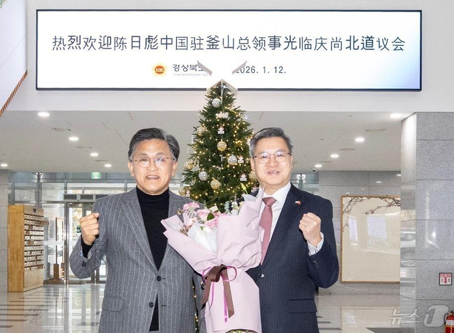 본문 이미지 - 12일 진일표 주부산 중국총영사 일행이 경북도의회를 방문해 양국 지방의회 간 우호교류 강화와 투자유치 협력 방안을 논의했다.(경북도의회 제공. 재판매 및 DB금지) /뉴스1