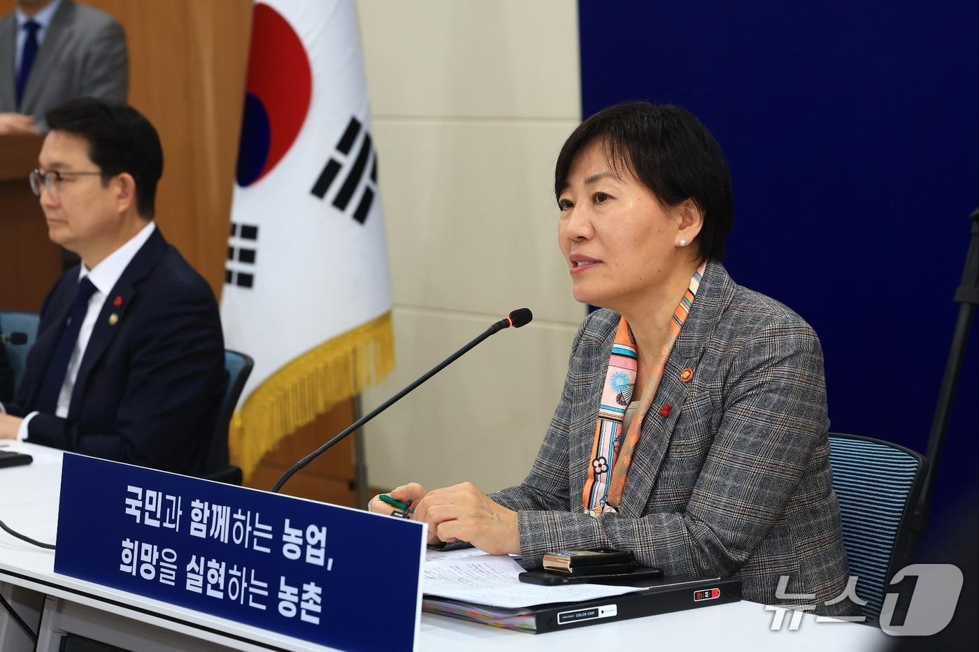 송미령 농림축산식품부 장관이 12일 정부세종종합청사에서 12개 산하 기관으로부터 새해 업무 보고를 받고 있다. (농식품부 제공) /2026.1.12/