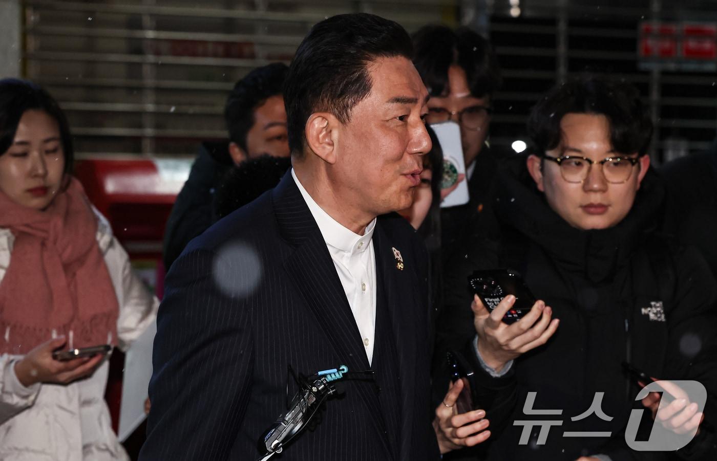 김병기 더불어민주당 전 원내대표가 12일 서울 여의도 중앙당사에서 열린 윤리심판원 회의에 출석해 소명 후 당사를 나서고 있다. 2026.1.12/뉴스1 ⓒ News1 김도우 기자