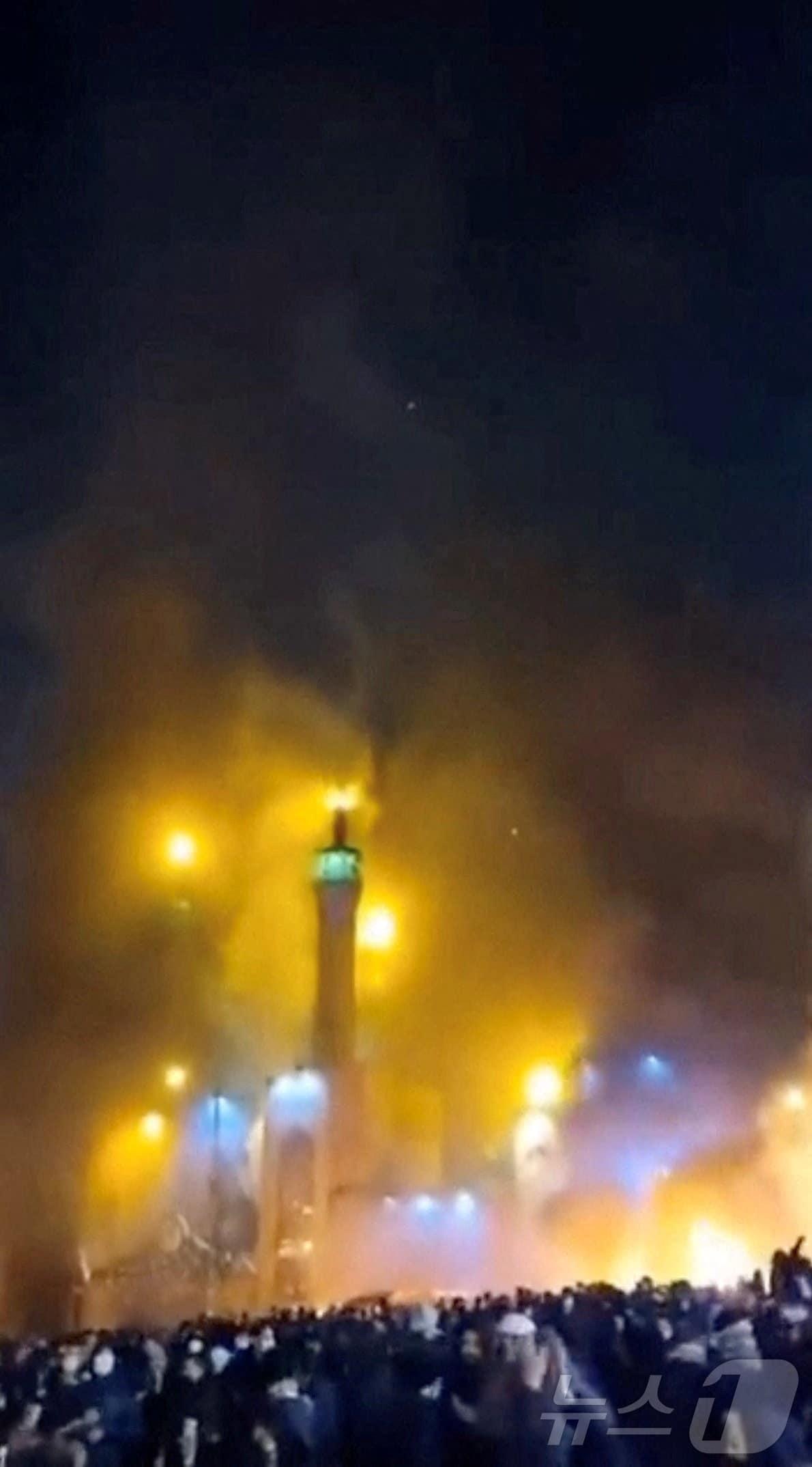 본문 이미지 - 이란 수도 테헤란 반정부 시위 중 한 사원에서 연기가 피어오르는 모습. 로이터통신이 소셜미디어에서 입수한 영상 화면. 2026.01.09 ⓒ 로이터=뉴스1 ⓒ News1 이지예 객원기자