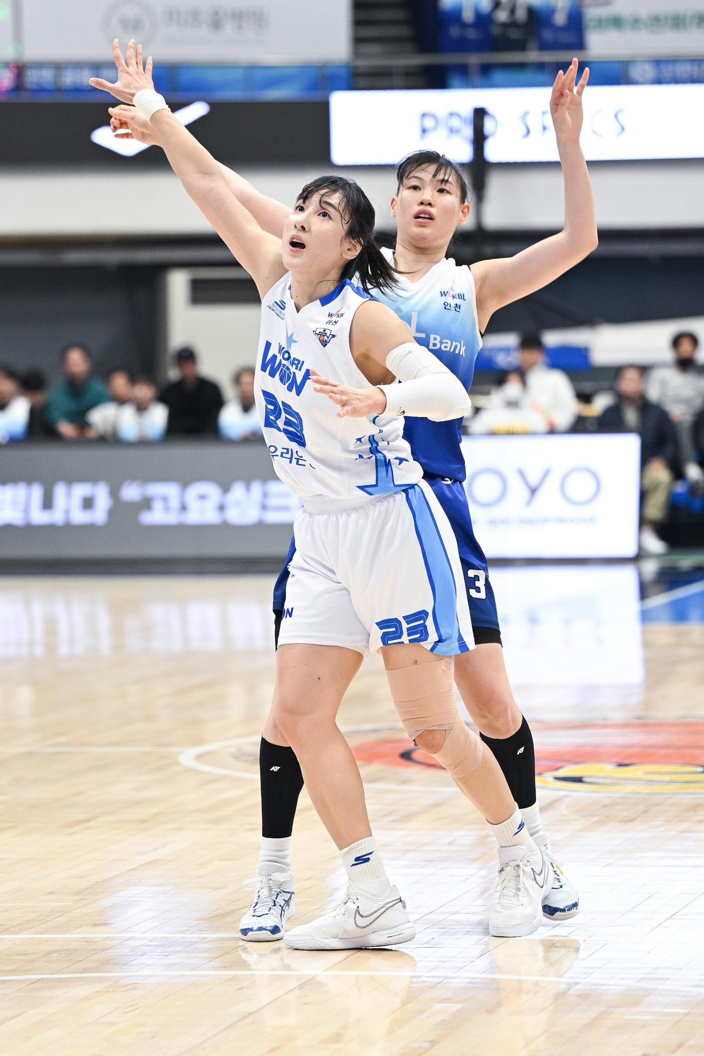 본문 이미지 - 여자농구 우리은행 김단비가 12일 신한은행과 경기에서 몸싸움을 하고 있다.(WKBL 제공)