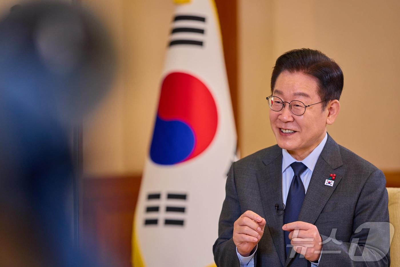 이재명 대통령이 일본 방문을 하루 앞둔 12일 청와대에서 일본 공영방송 NHK와 단독 인터뷰를 하고 있다. (청와대 제공. 재판매 및 DB 금지) ⓒ News1 허경 기자