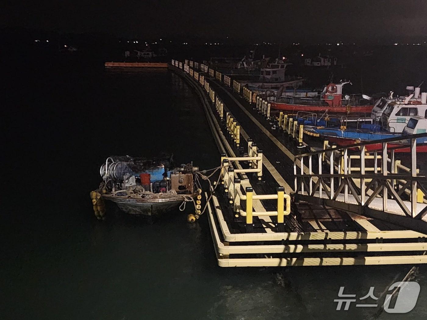 본문 이미지 -  태안 안면읍 내포항 선박 화재 현장. (태안소방서 제공, 재판매 및 DB금지) / 뉴스1
