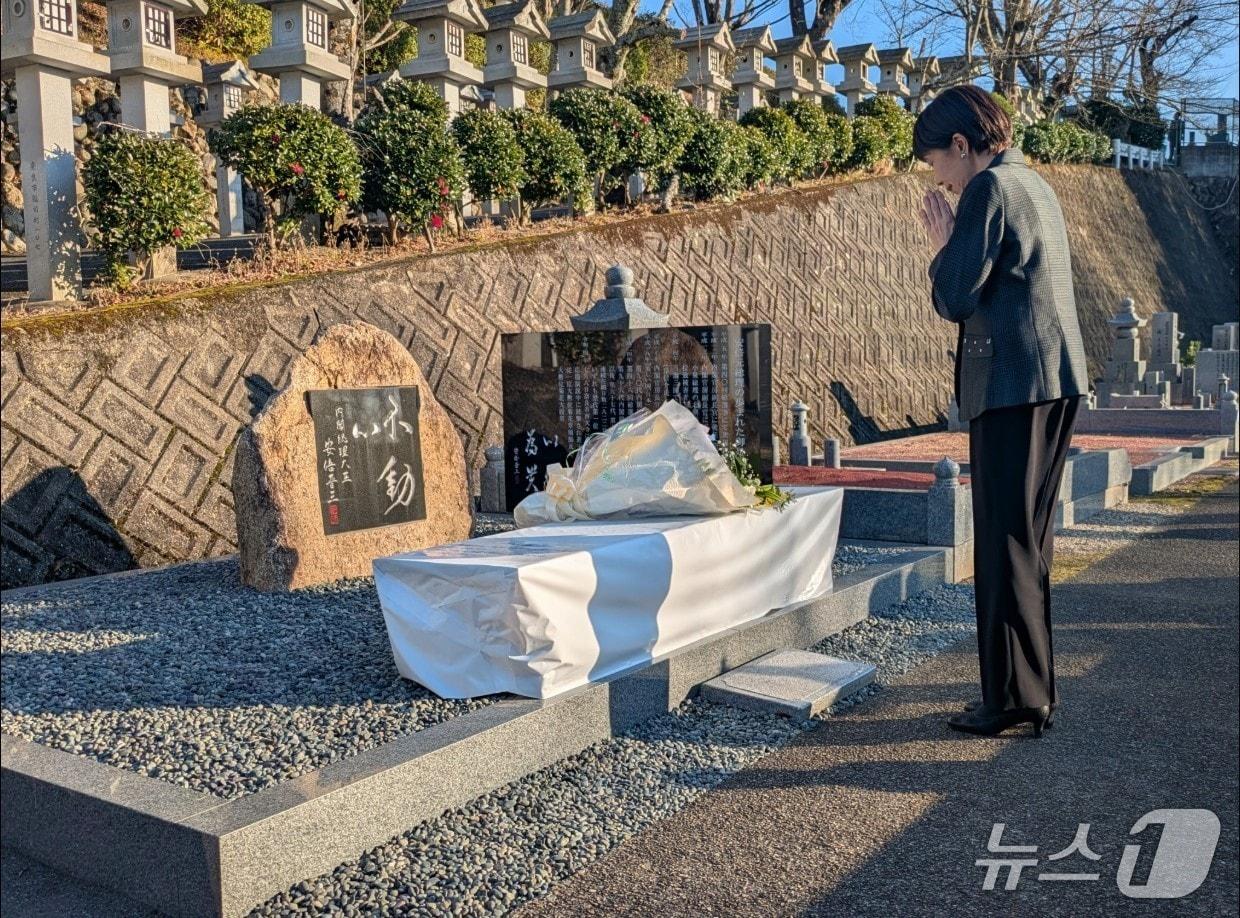본문 이미지 - 다카이치 사나에 일본 총리가 한일 정상회담을 하루 앞둔 12일 아베 신조 전 총리의 위령비에도 헌화했다. (출처: 엑스)
