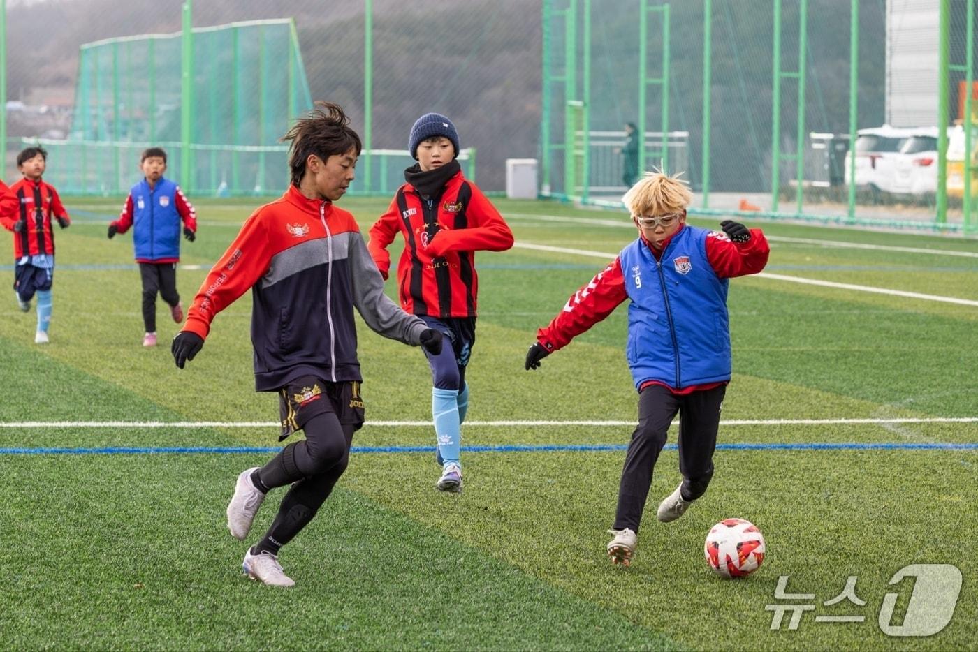 충북 괴산 스포츠타운에서 동계 전지훈련을 하고 있는 유소년축구팀 연습경기모습.(괴산군 제공, 재판매 및 DB금지)/뉴스1