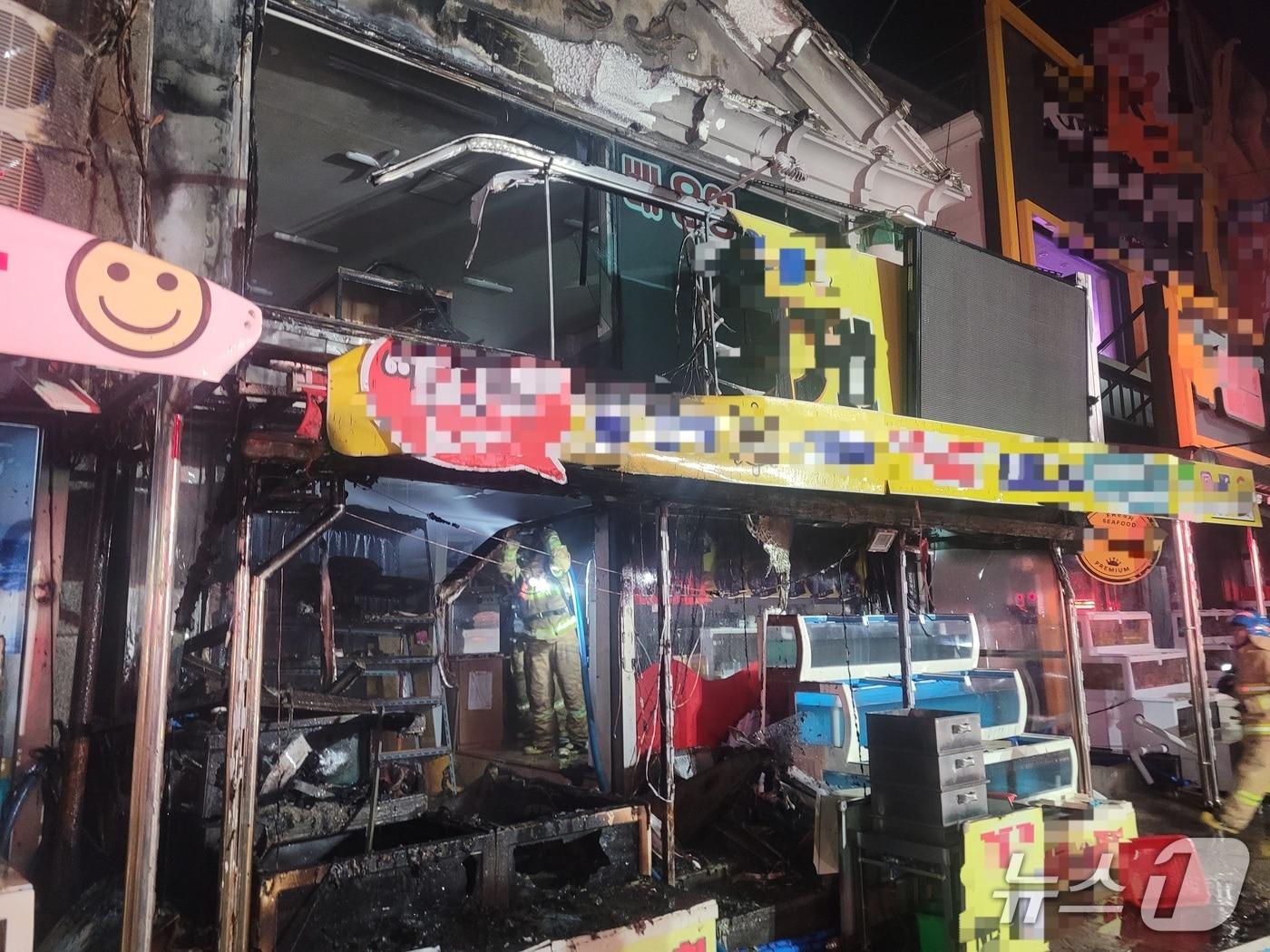 본문 이미지 - 13일 자정쯤 경북 포항시 남구 구룡포읍 구룡포리 한 횟집에서 불이나 간판과 수족관 등이 새까맣게 탔다.(경북소방본부 제공. 재판매 및 DB 금지)2026.1.13/뉴스1