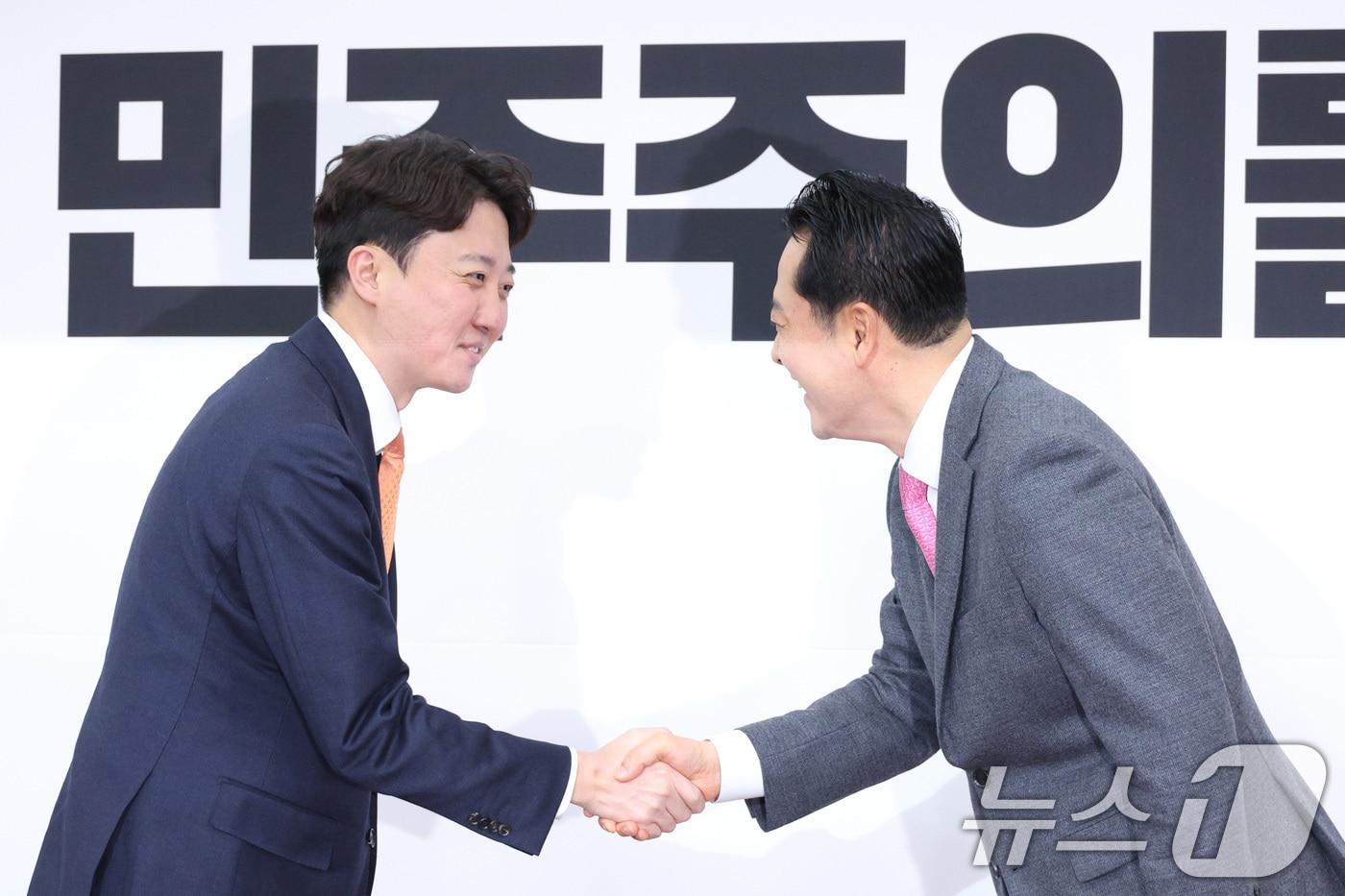 장동혁 국민의힘 대표와 이준석 개혁신당 대표가 13일 서울 여의도 국회에서 회동하고 있다. 2026.1.13/뉴스1 ⓒ News1 신웅수 기자