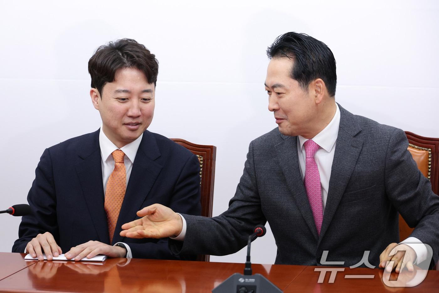 장동혁 국민의힘 대표와 이준석 개혁신당 대표가 13일 서울 여의도 국회에서 회동하고 있다. 2026.1.13/뉴스1 ⓒ News1 신웅수 기자
